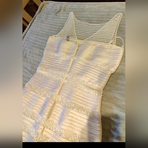 Wedding dress - Picture 2 of 4